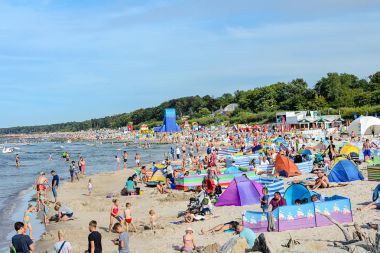 Turistler Baltık Denizi sahilde rahatlatıcı