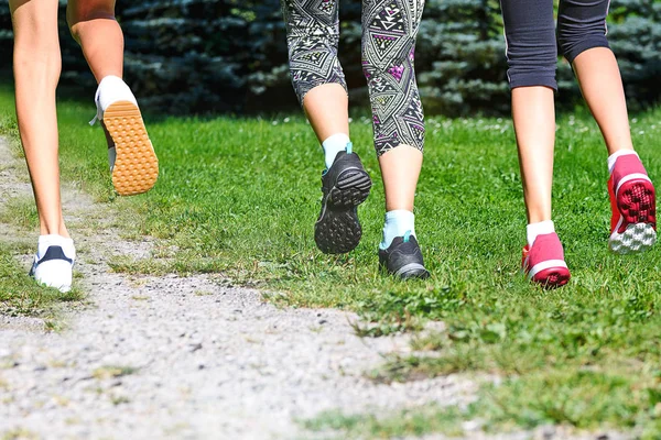 Freunde rennen in den Park — Stockfoto