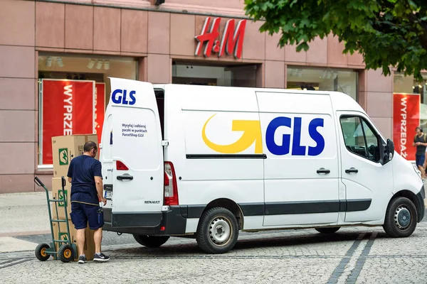 GLS sevk irsaliyesi teslim eder.