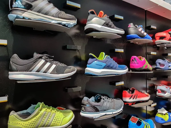 Scarpe sportive Adidas — Foto Stock