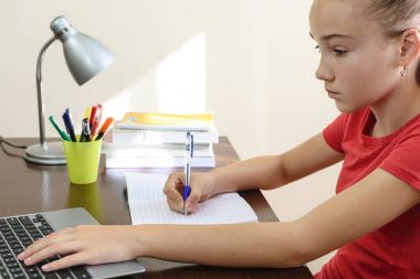 Bir dizüstü bilgisayarda ödev