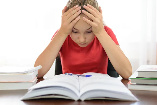 Studente è frustrato e stanco dei suoi compiti — Foto Stock
