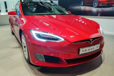 Tesla Model S arabası