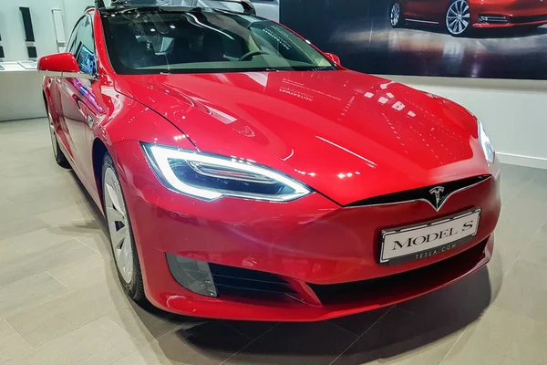 Tesla Model S arabası