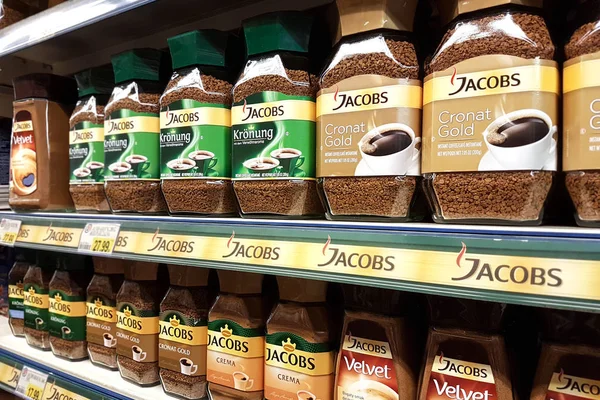 Káva Jacobs na regálech supermarketů — Stock fotografie