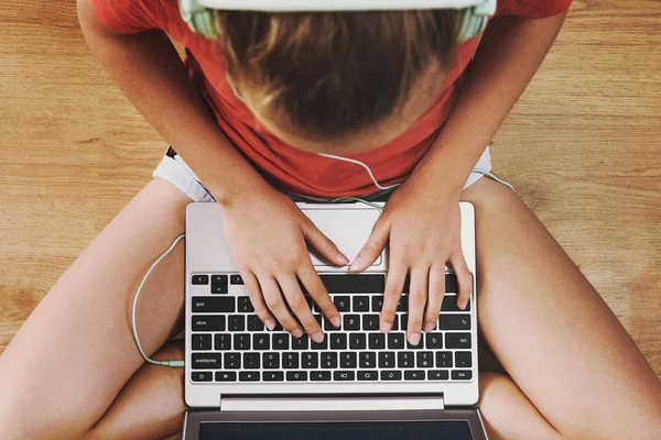 Girl communicates online — Stock Photo, Image