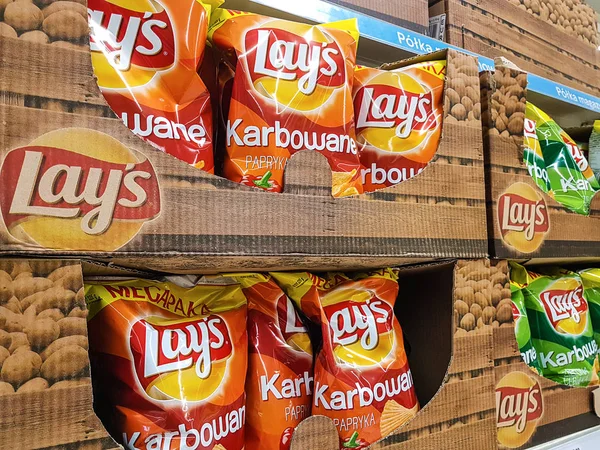 Lay 's Chips nas prateleiras da loja — Fotografia de Stock