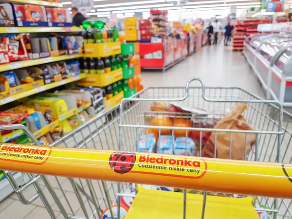 Winkelen in de supermarkt Biedronka — Stockfoto