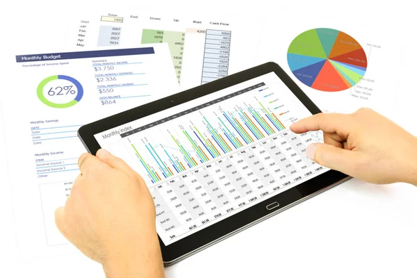 Analyse af økonomiske data på tabletten - Stock-foto