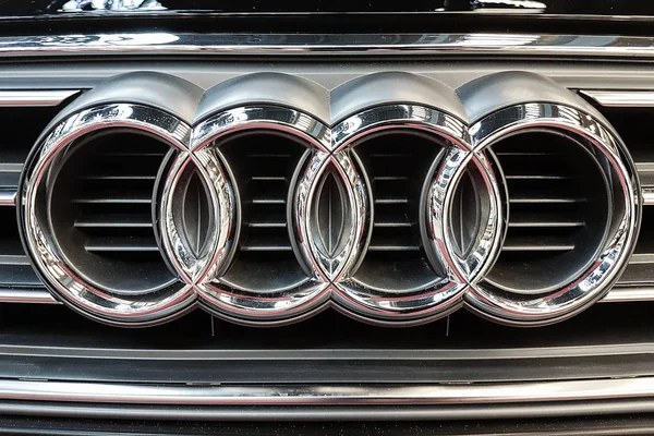 Zbliżenie metalowe logo Audi — Zdjęcie stockowe