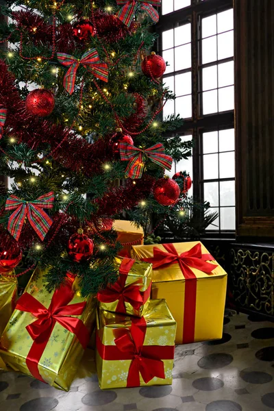 Regali di lusso sotto l'albero di Natale — Foto Stock