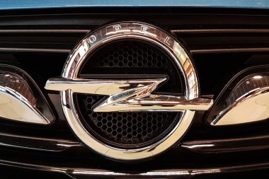 Yeni Opel metalik amblemi portre
