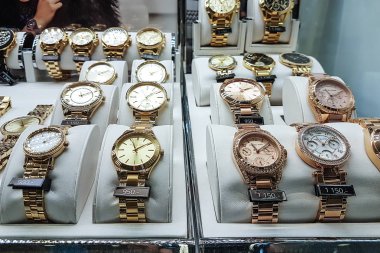 Michael Kors saatler bir vitrin içinde