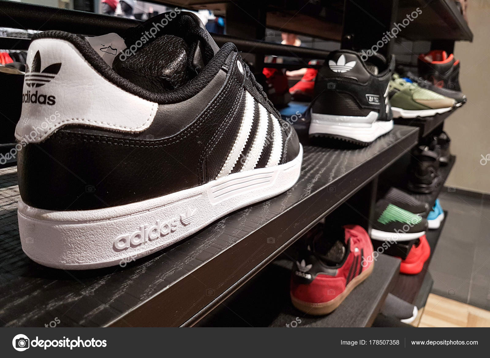 Zapatillas deportivas Adidas en primer plano Foto editorial de stock 178507358 wdnet
