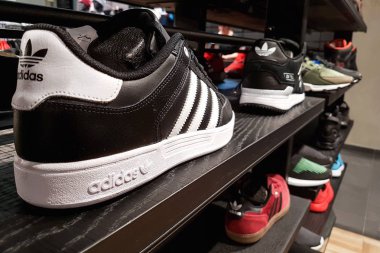 Adidas spor ayakkabı yakın çekim