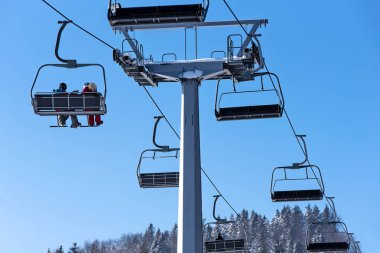 Teleferik oturan kayakçı