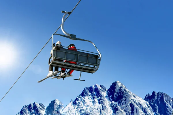 スキー場のリフトに座っているスキーヤー — ストック写真