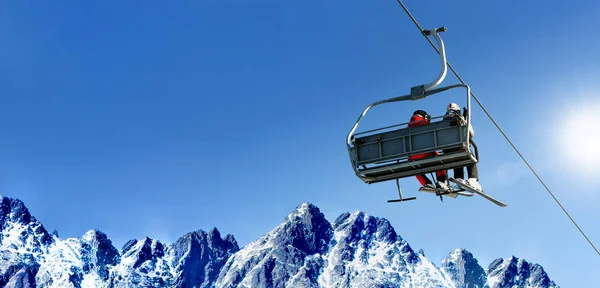 Síelő ül ski lift — Stock Fotó