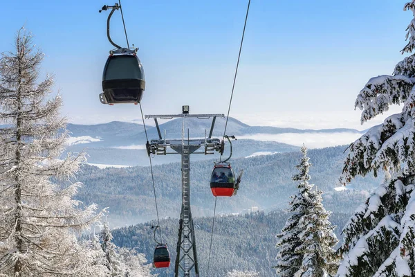 Elevador de esqui Gondola nas montanhas — Fotografia de Stock