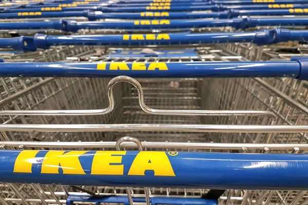 Compras en la tienda Ikea — Foto de Stock