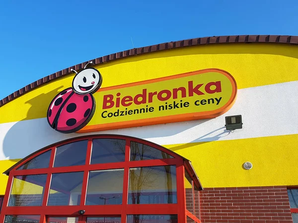 Zakupy w supermarkecie Biedronka — Zdjęcie stockowe