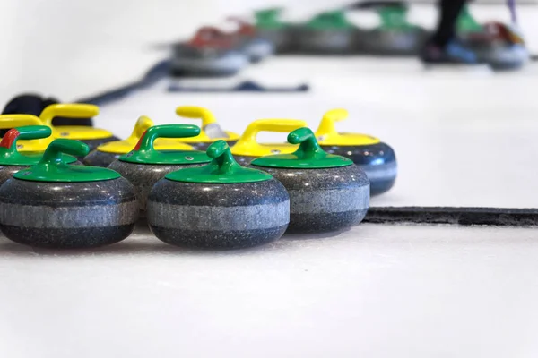 Curling stenar på isen — Stockfoto