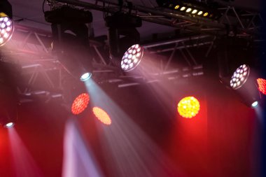 Konser ya da disko kulübü ışıklar