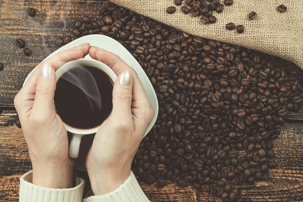 Xícara de café em suas mãos — Fotografia de Stock