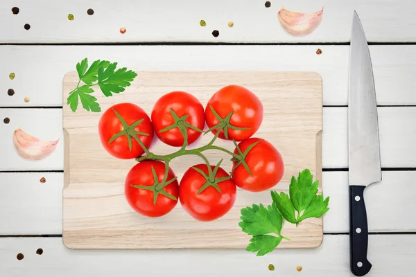 Tomates frescos na mesa — Fotografia de Stock