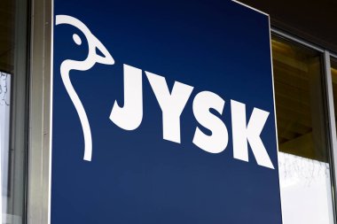 Mağazanın önünde Jysk logosu