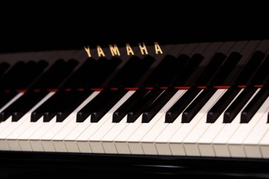  Yamaha piyanosunun yakın çekimi