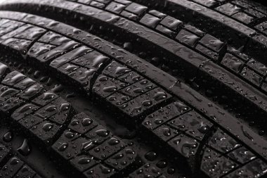 Islak araba lastiğinin yüzeyi