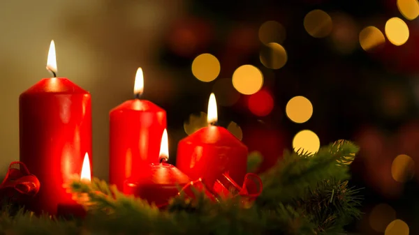Горящие рождественские свечи — стоковое фото