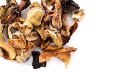 Beyaz arka planda kurutulmuş mantar.