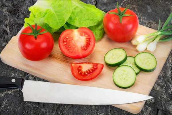 Ingredientes de salada em placa de madeira — Fotografia de Stock