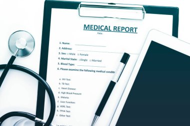 Kağıt ve elektronik tıbbi kayıtlar.