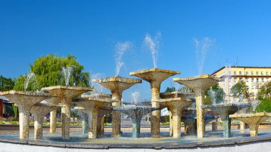 Gdynia, Polonya - 13 Ağustos 2019: Güneşli bir günde Polonya 'nın Gdynia kentindeki Kosciuszki Meydanı' nda ünlü bir çeşme.