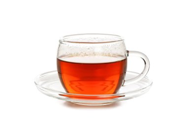 Beyaz arka planda izole edilmiş cam bir fincan çayın stüdyo görüntüsü.