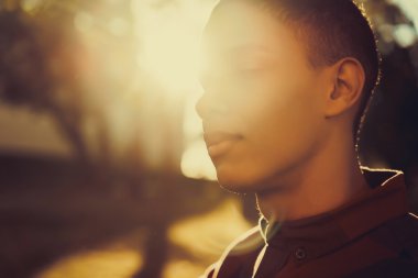 Yakışıklı genç adam.