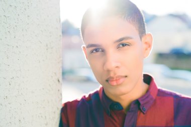 modern şehir arka plan üzerinde duran adam