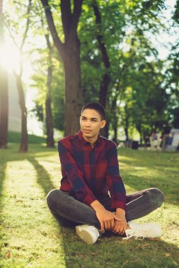 Yakışıklı genç adam.