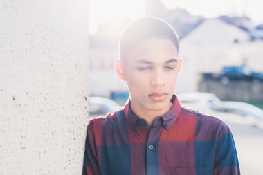 modern şehir arka plan üzerinde duran adam