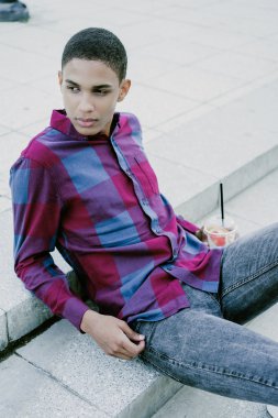 Yakışıklı genç adam.