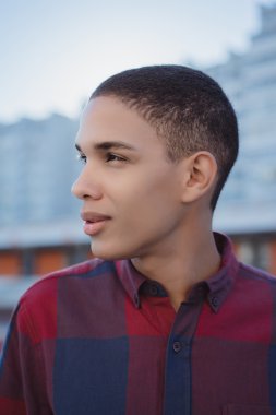 modern şehir arka plan üzerinde duran adam