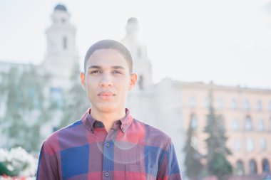 modern şehir arka plan üzerinde duran adam