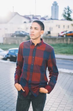 modern şehir arka plan üzerinde duran adam