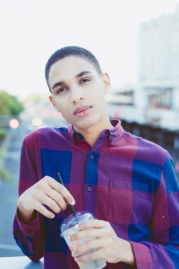 Yakışıklı genç adam.