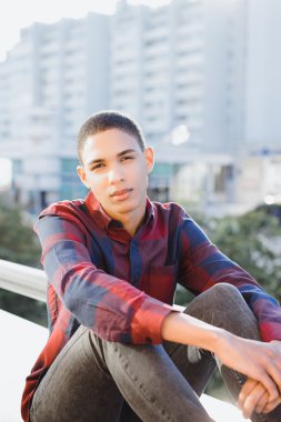 modern şehir arka plan üzerinde duran adam