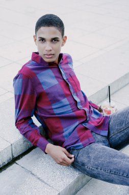 Yakışıklı genç adam.