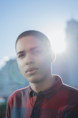 modern şehir arka plan üzerinde duran adam